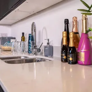 https://manchester-lovely-2-bedrooms-apartment.hotelsin-chester.com